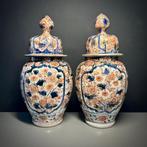 PAS DE RÉSERVE - UNE PAIRE DE VASES COUVERTS IMARI, Antiek en Kunst