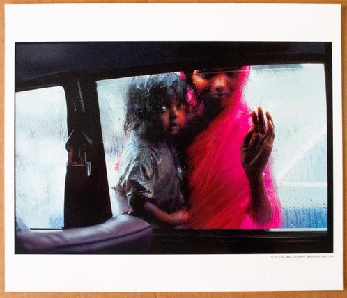 Steve McCurry (1950 -) - Mother and Child at Car Window,, Antiek en Kunst, Kunst | Schilderijen | Modern