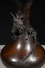 Vaas - Brons, Een bronzen vaas met reliëf van een Ry-draak