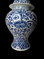 Blauw-witte porseleinen vaas met deksel. - China - 20e eeuw