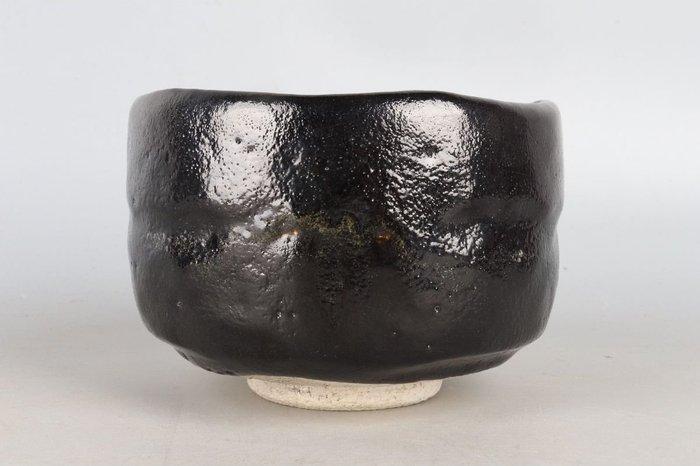 Kuro-Raku theebowl (Chawan) door Ryokuzan met Tomobako -, Antiquités & Art, Antiquités | Autres Antiquités