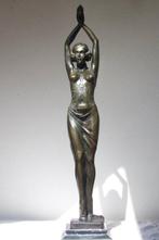 Naar A. Leonard - sculptuur, halfnaakte vrouw - 49 cm -