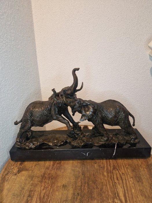 Beeld, Bronzen beeld gevecht twee olifanten om marmeren, Antiquités & Art, Curiosités & Brocante