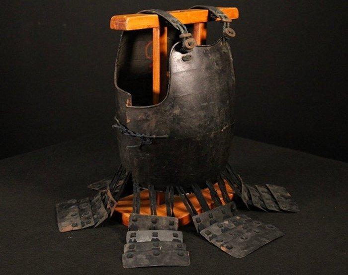 [Gratis verzending] Authentiek samoeraiharnas cuirass met, Antiek en Kunst, Antiek | Overige Antiek