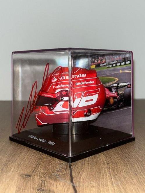 Ferrari - Charles Leclerc - Schaal 1/5 helm, Verzamelen, Automerken, Motoren en Formule 1