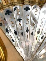 Handwaaier - parelmoer en stof - parelmoeren waaier, Antiek en Kunst