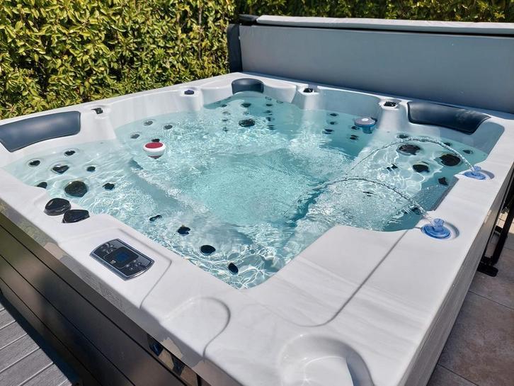 Luxe 5 persoons Jacuzzi met 2 ligplaatsen | Zuinig en stil!, Tuin en Terras, Bubbelbaden en Hottubs, Vast, Nieuw
