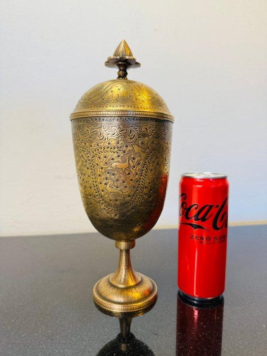 Urn decorated with hunting scene - Messing - India - Begin, Antiek en Kunst, Kunst | Niet-Westerse kunst