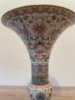 Vase - Porcelaine - Chine - Bajixiang altaarvaas (Gu), Antiek en Kunst