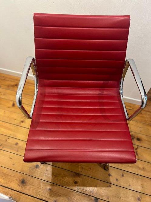 Vitra - Charles & Ray Eames - Bureaustoel - EA 108 Rood Leer, Antiek en Kunst, Antiek | Meubels | Stoelen en Sofa's