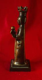 Een 16e-eeuws bronzen glansornament met een beeldje van de