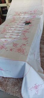 Elegante handdoek met grote bloemen die met de hand