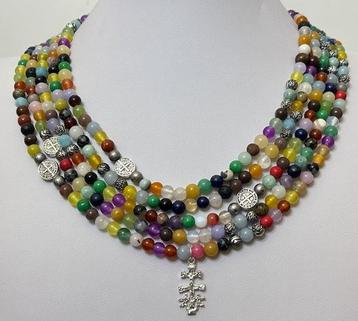 Collier long en pierre naturelle multiple avec croix de