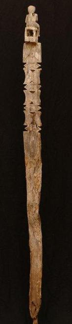 Voorouderfiguur - Mahafaly - Madagaskar - complete grafsteen