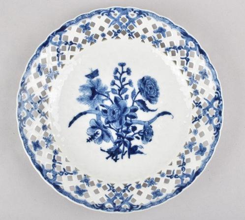 Schotel - A CHINESE BLUE AND WHITE LINGLONG / RETICULATED, Antiek en Kunst, Antiek | Overige Antiek