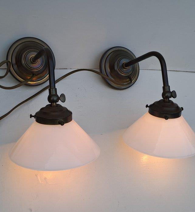Wandlamp (2) - Opaline glas - Two elegant wall lamps, Antiquités & Art, Curiosités & Brocante