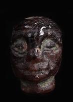 Nabij Oostelijk Hematiet Kraal in de vorm van een hoofd, Antiek en Kunst