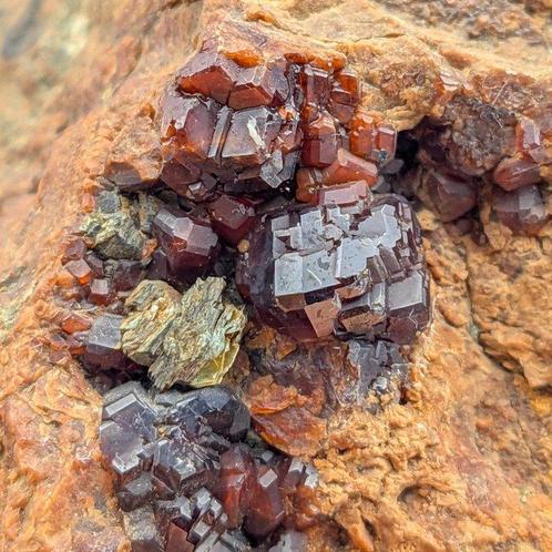 1 kg HESSONIET Granato DONKERROOD met CLINOCHLOOR, Italië, Verzamelen, Mineralen en Fossielen