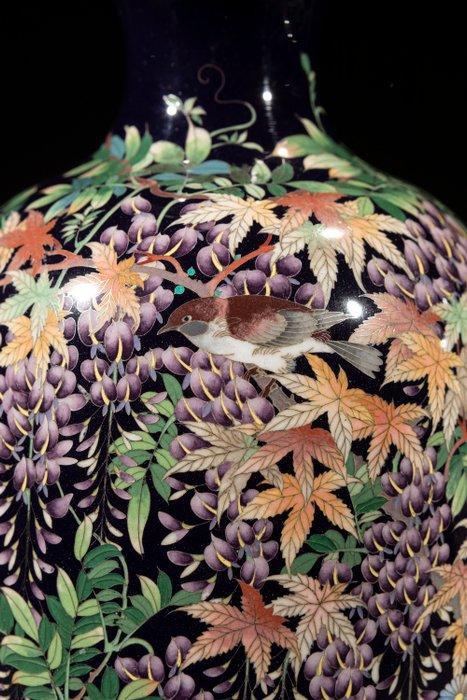 Vaas - Emaille, Een paar Japanse cloisonné vazen met, Antiek en Kunst, Antiek | Overige Antiek