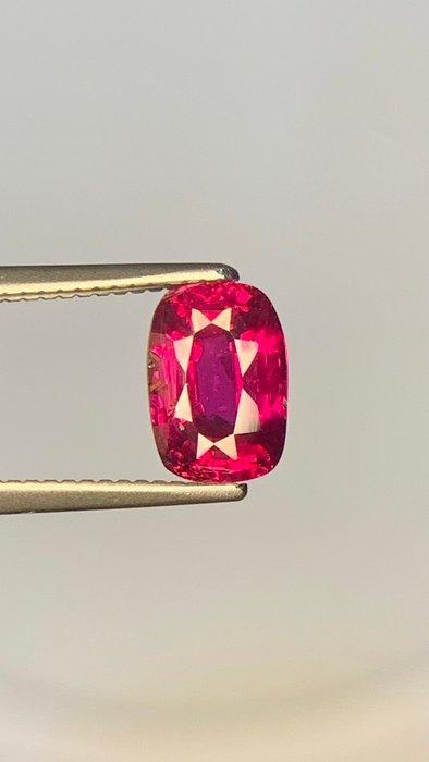 Rouge, Violet Rubis - 1.45 ct - International Colored, Handtassen en Accessoires, Edelstenen