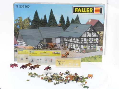 Schaal N Faller 232360 boerenhoeve met 2 x Noch 36624 fig..., Hobby en Vrije tijd, Modeltreinen | N-Spoor, Zo goed als nieuw, Analoog