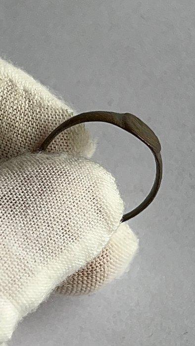 Artikel 099. Islamitisch Brons Ring - Middeleeuwen 10e–14e, Antiek en Kunst, Antiek | Overige Antiek