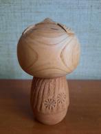 Twee kokeshis met prachtig houtsnijwerk, 16 en 12 cm - Hout, Antiek en Kunst