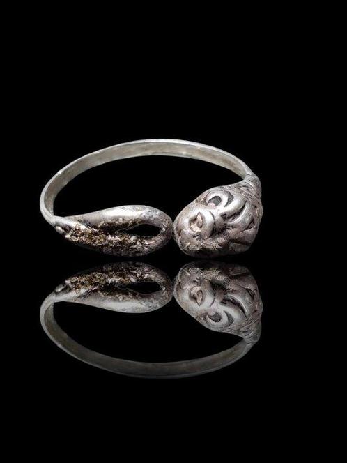 Oud-Grieks, Hellenistisch Extreem rare Silver Lion & Serpent, Handtassen en Accessoires, Antieke sieraden