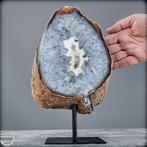 Natuurlijke gesneden geode chalcedoon en agaat Op stand-
