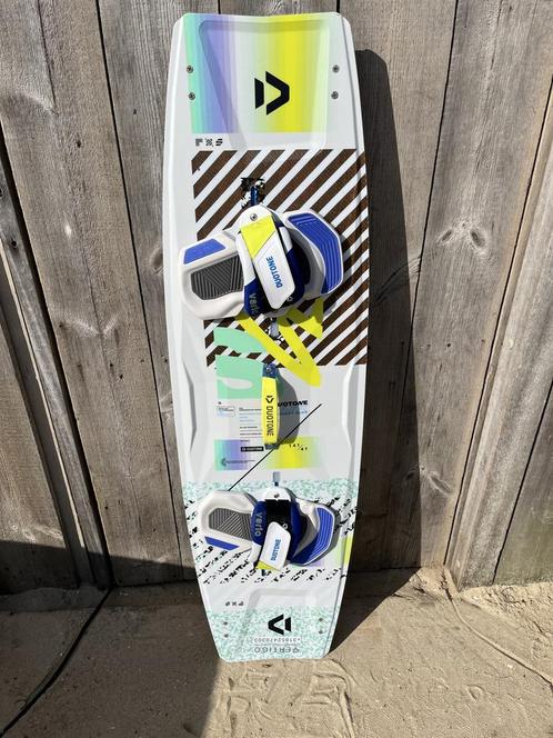Duotone Twintip Select Concept Blue 2024 141 + Vario Size M, Watersport en Boten, Kitesurfen, Gebruikt