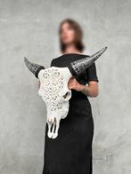 Geen veilingprijs - Witte uitgehouwen koeien schedel met, Antiek en Kunst