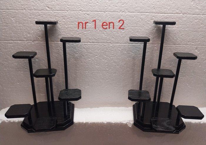 Standaard - 5 houten stands met totaal 36 kleine displays, Antiquités & Art, Curiosités & Brocante