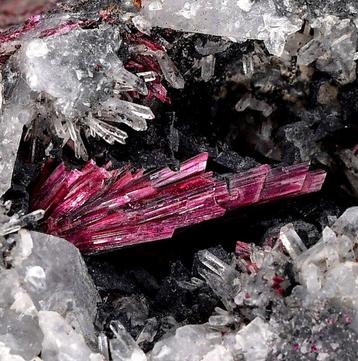 Érythrite prismatique magenta profond de haute qualité et