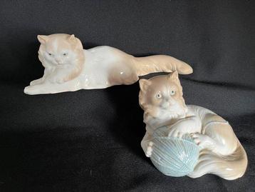 Nao by Lladró - Figurine - Liggende kat en kat met bol wol, Antiek en Kunst