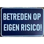 Wandbord reclamebord schild betreden op eigen risico bord, Verzamelen, Verzenden, Huis en Inrichting