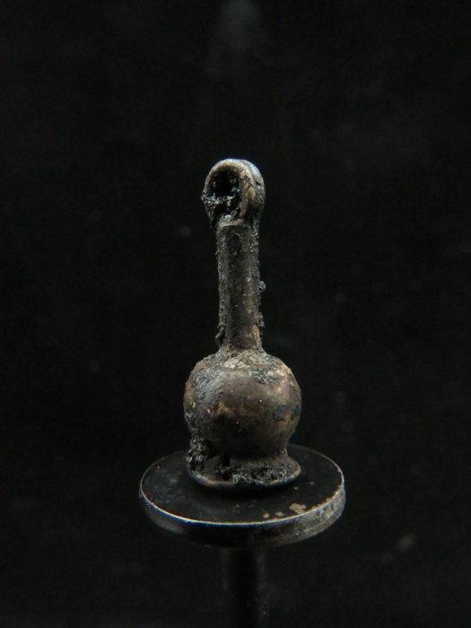 Oud-Egyptisch Zilver Poppy Flower amulet met zwarte, Antiek en Kunst, Antiek | Overige Antiek