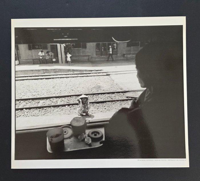 Raymond Depardon - Train entre Hö Chi Minh Ville et Hanoï,, Antiek en Kunst, Kunst | Designobjecten