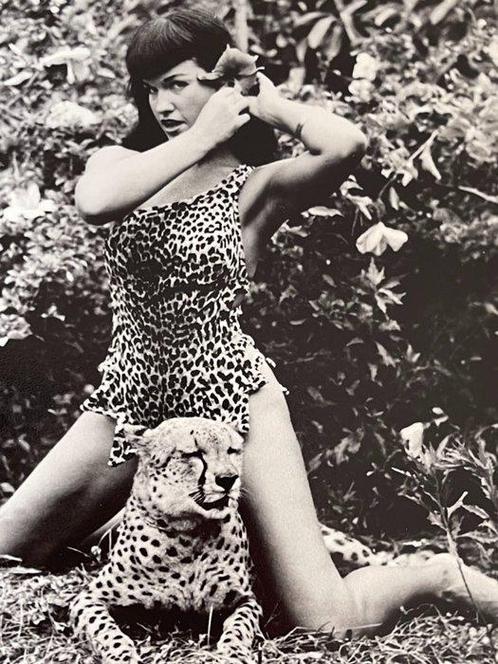 Bunny Yeager (1929-2014) - Pin-Up Bettie Page in Key, Collections, Appareils photo & Matériel cinématographique