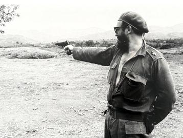 Alberto Korda (1928-2001). - Fidel Castro preparando
