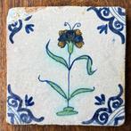 Tegel - Fraaie gestyleerde polychrome bloem - 1600-1650