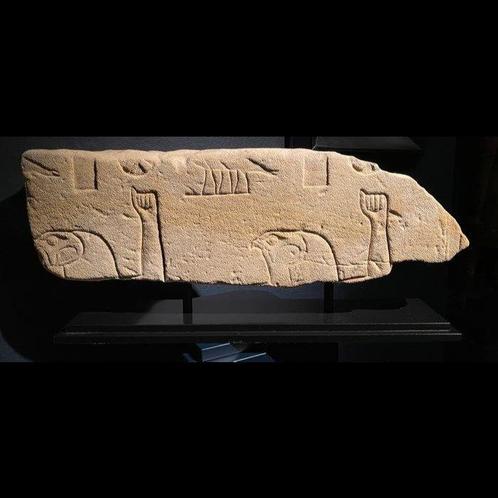 Égypte ancienne Grès Relief dun temple avec deux dieux, Verzamelen, Mineralen en Fossielen