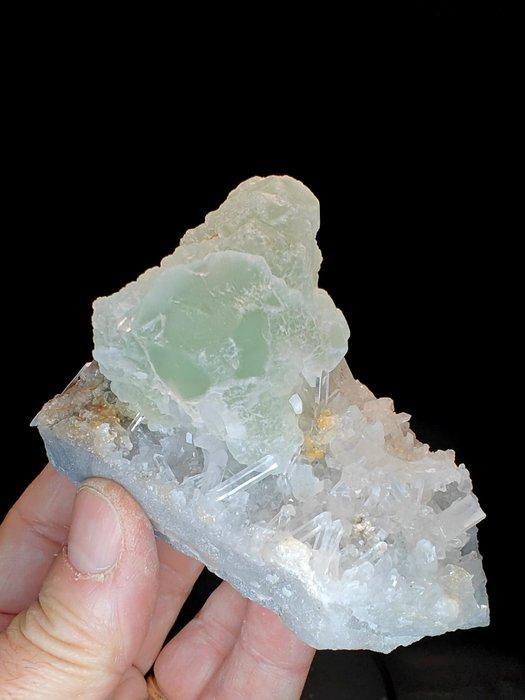 Fluoriet in grote kristallen op fluorescerende quarz -, Verzamelen, Mineralen en Fossielen