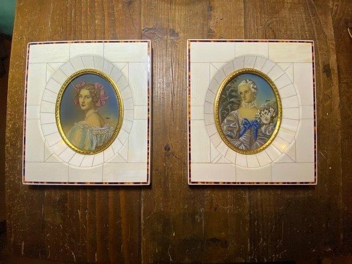 Hlin / Johno - Miniportret dames ( ivoor imitatie), Antiek en Kunst, Curiosa en Brocante