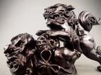 Very rare bronze statue of two lions riding on a ball,, Antiquités & Art