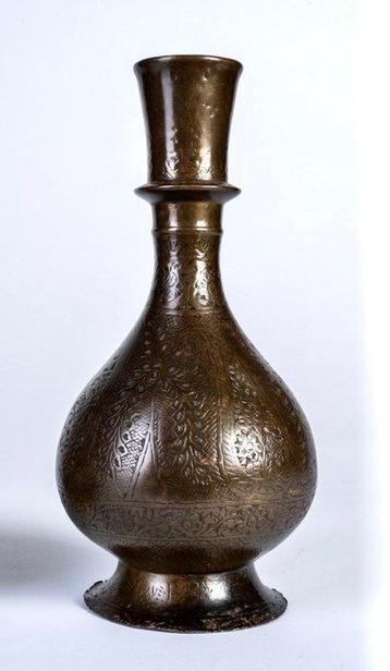 Surahi, élégante carafe à vin réalisée en fusion de bronze à