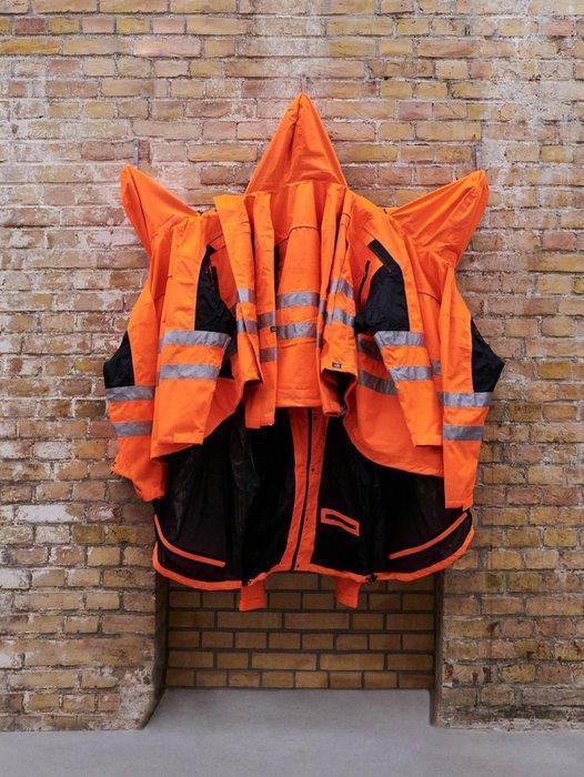 Ai Weiwei (1957) - sculptuur, Safety Jackets Zipped the, Antiek en Kunst, Antiek | Overige Antiek