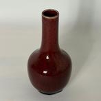Un vase chinois à glaçure rouge, portant une marque de six, Antiquités & Art