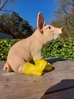 Beeld, young pig with boots - 29 cm - polyresin
