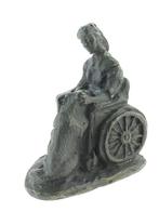 Sculptuur vrouw in rolstoel met hond - brons, Verzenden