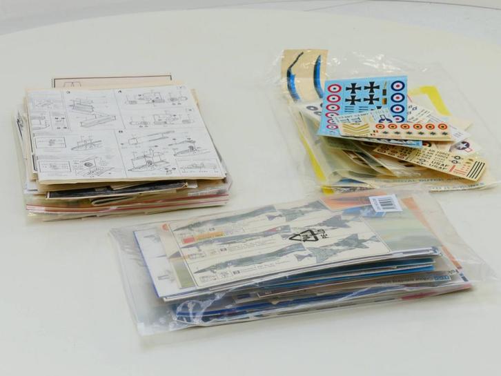 Assortiment decals en documentatie voor..., Hobby en Vrije tijd, Modelbouw | Vliegtuigen en Helikopters, Gebruikt, Overige merken